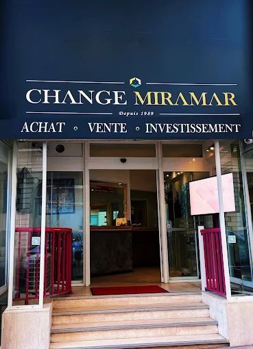 Façade bleue de l'entreprise Change Miramar.