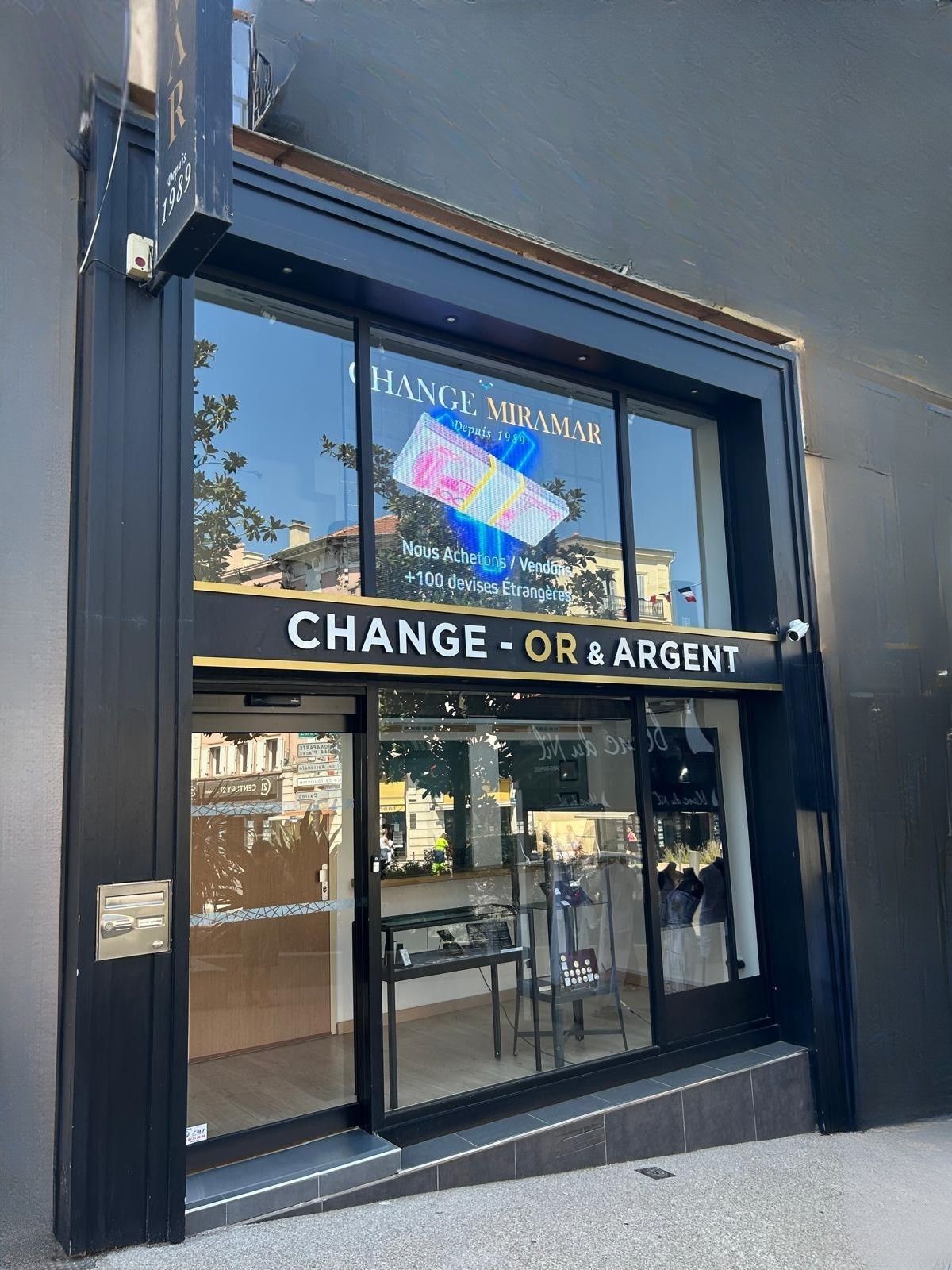 Façade bleue de l'entreprise Change Miramar.