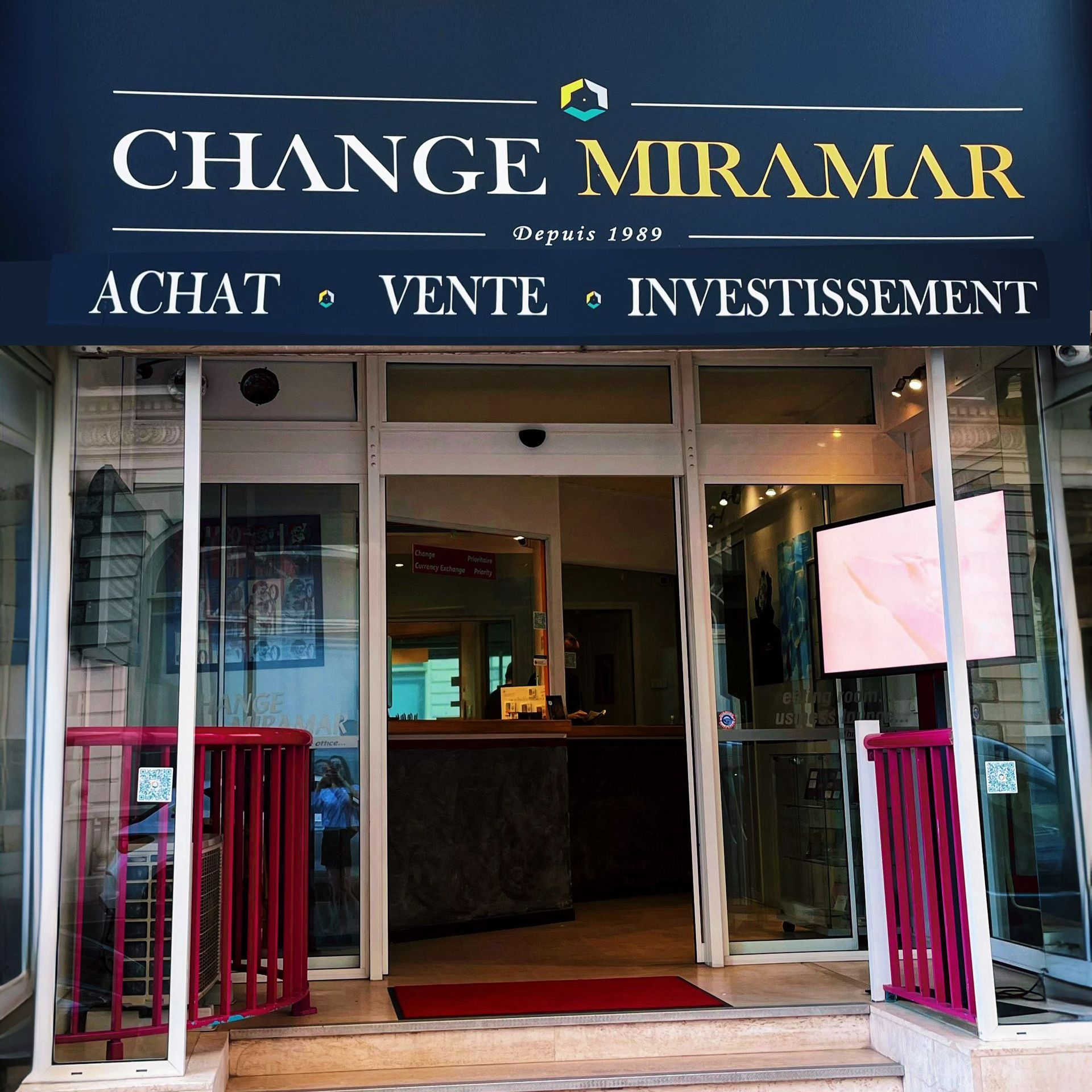Façade bleue de l'entreprise Change Miramar.