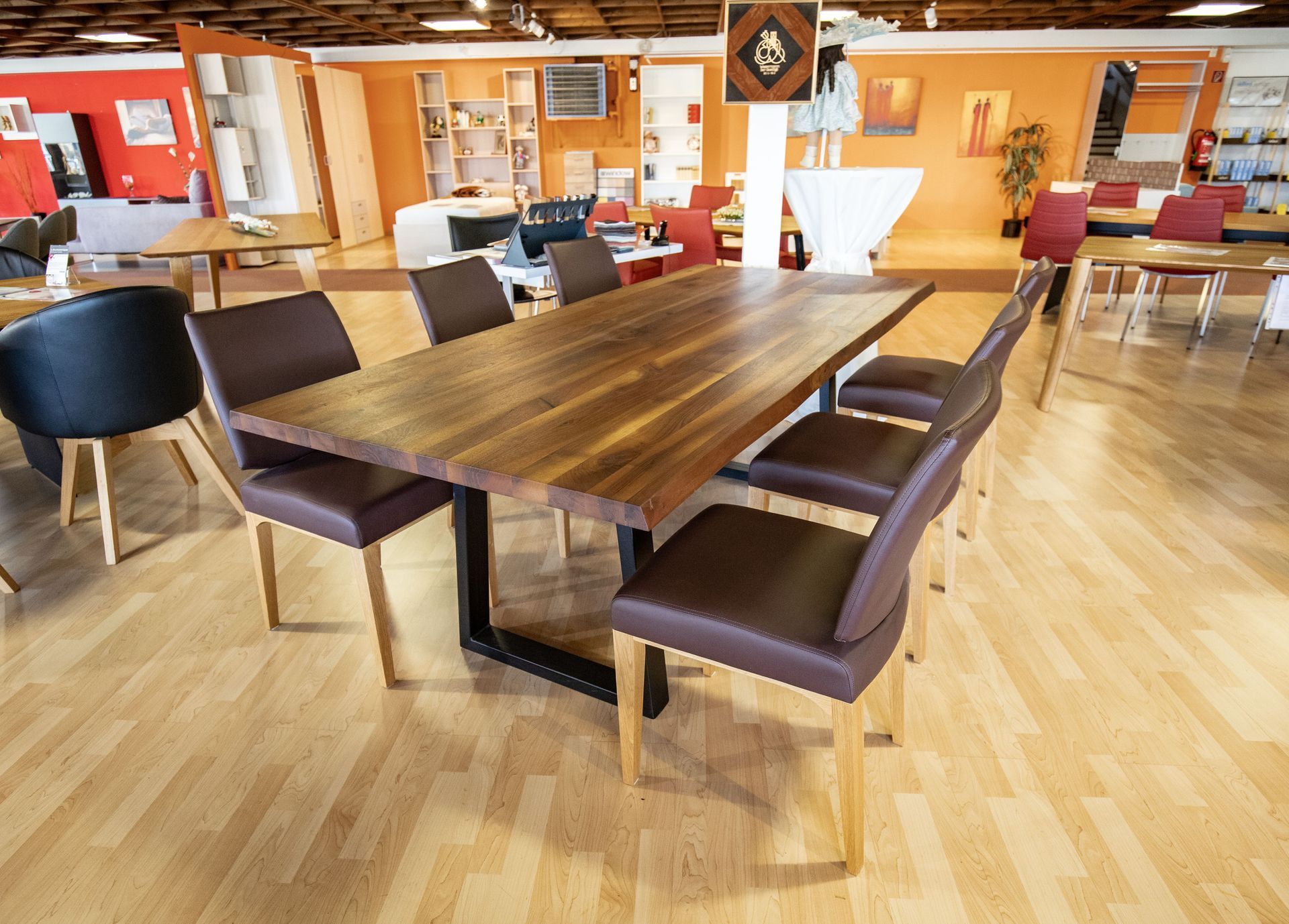 Ein Holztisch und Stühle in einem Raum mit Hartholzböden