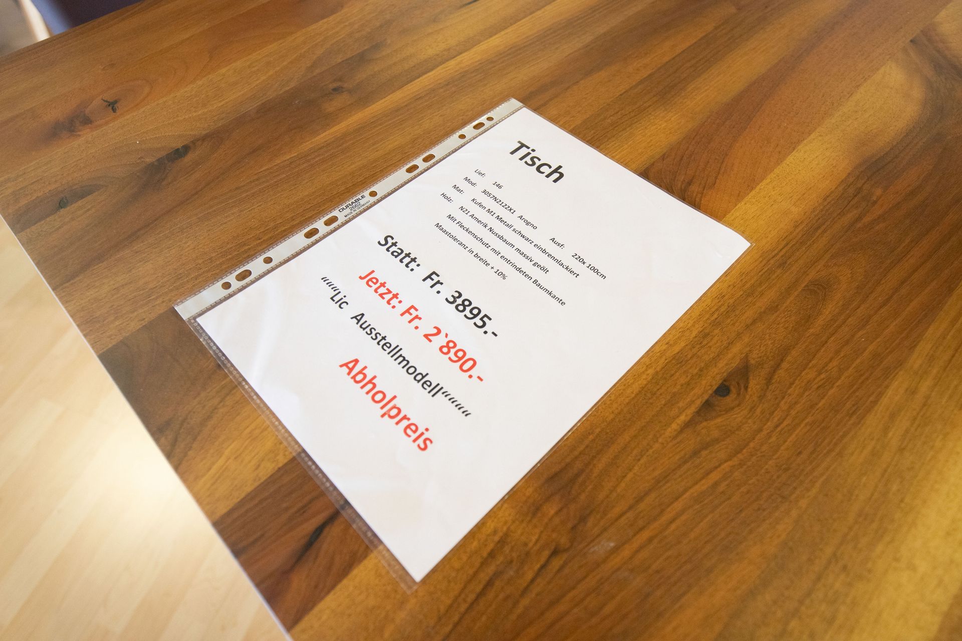 Ein Stück Papier auf einem Holztisch mit der Aufschrift „Tisch“