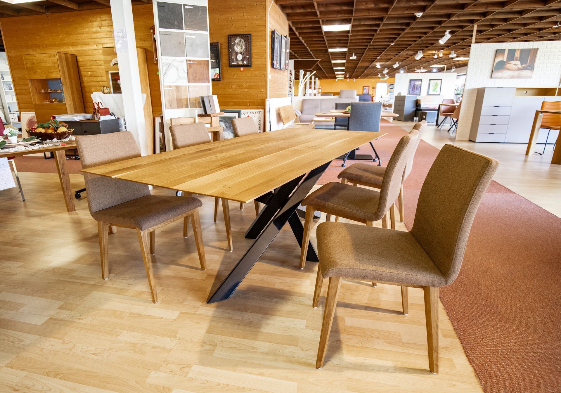 In einem Raum stehen ein Holztisch und Stühle.