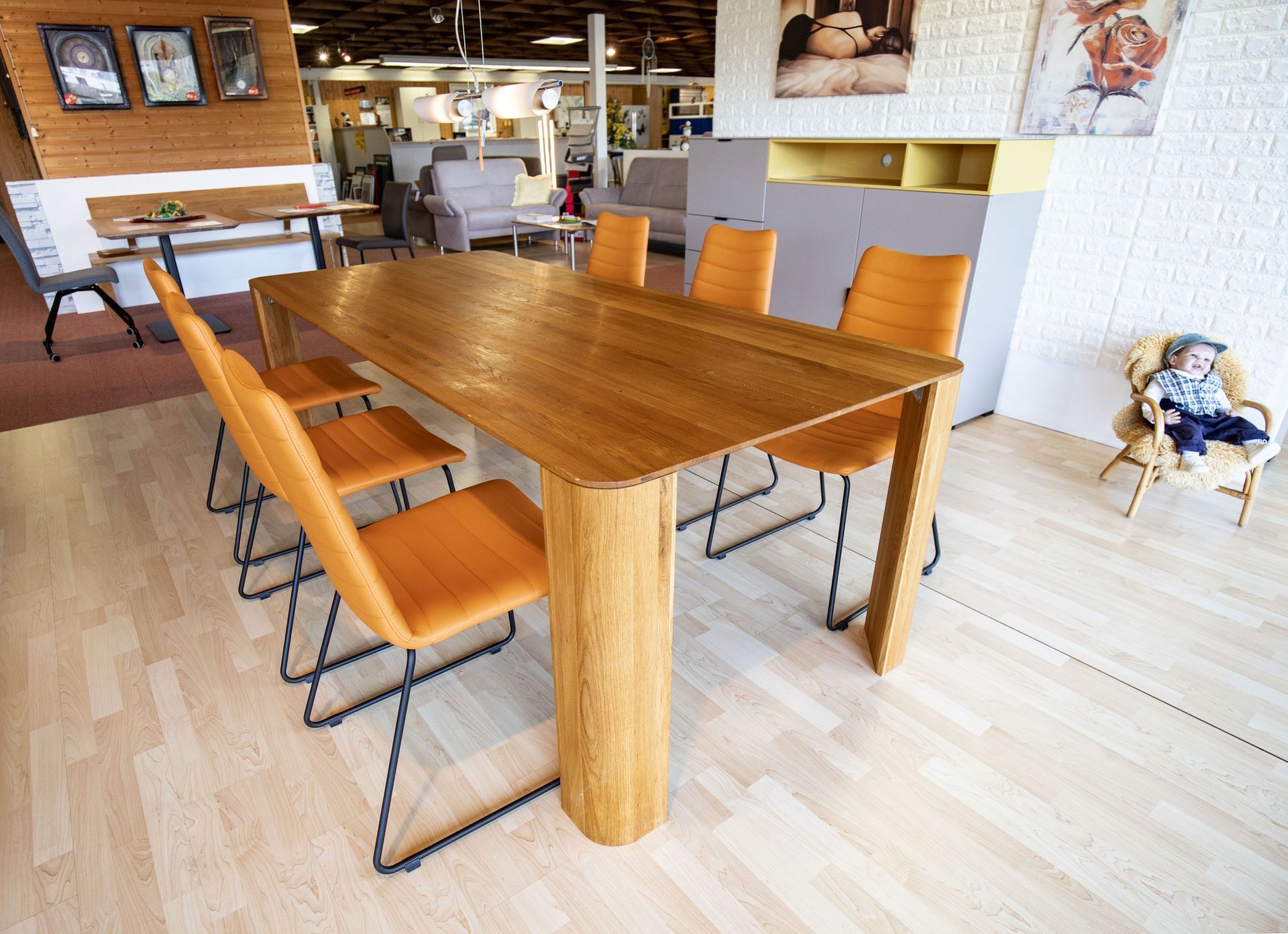 Ein hölzerner Esstisch mit Stühlen in einem Zimmer.