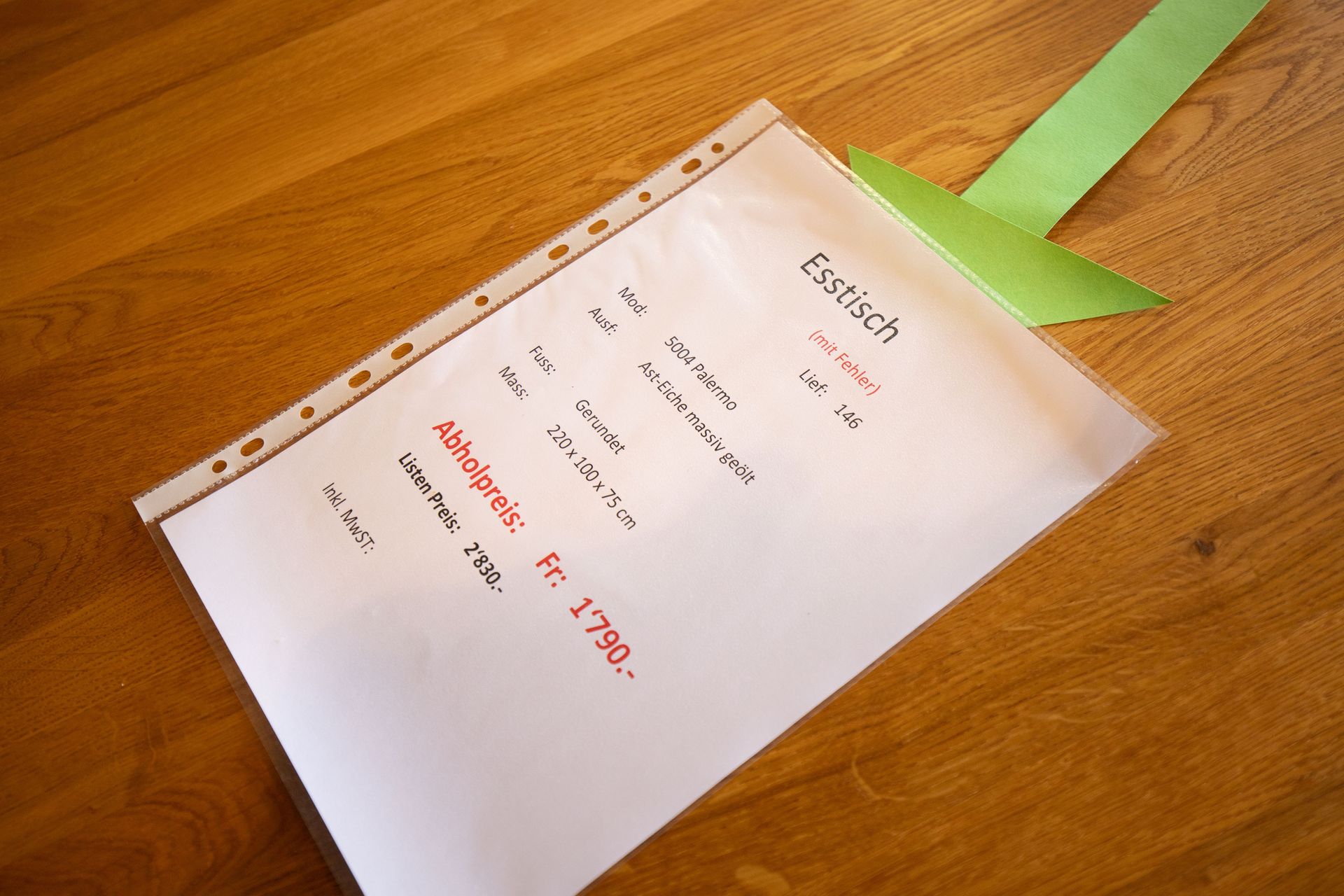 Ein Stück Papier mit dem Wort „einfach“ darauf