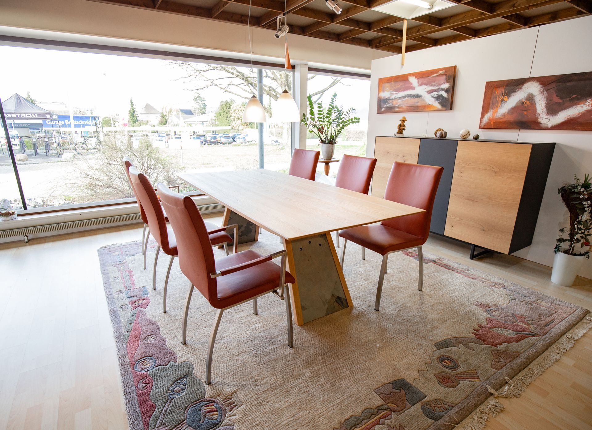 Ein Esszimmer mit Tisch und Stühlen und einem Teppich