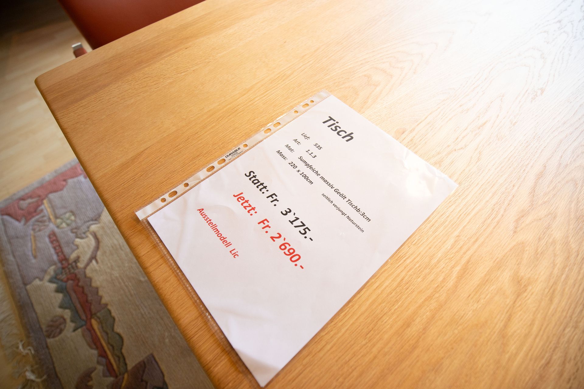 Ein Stück Papier auf einem Holztisch mit der Aufschrift „Fisch“