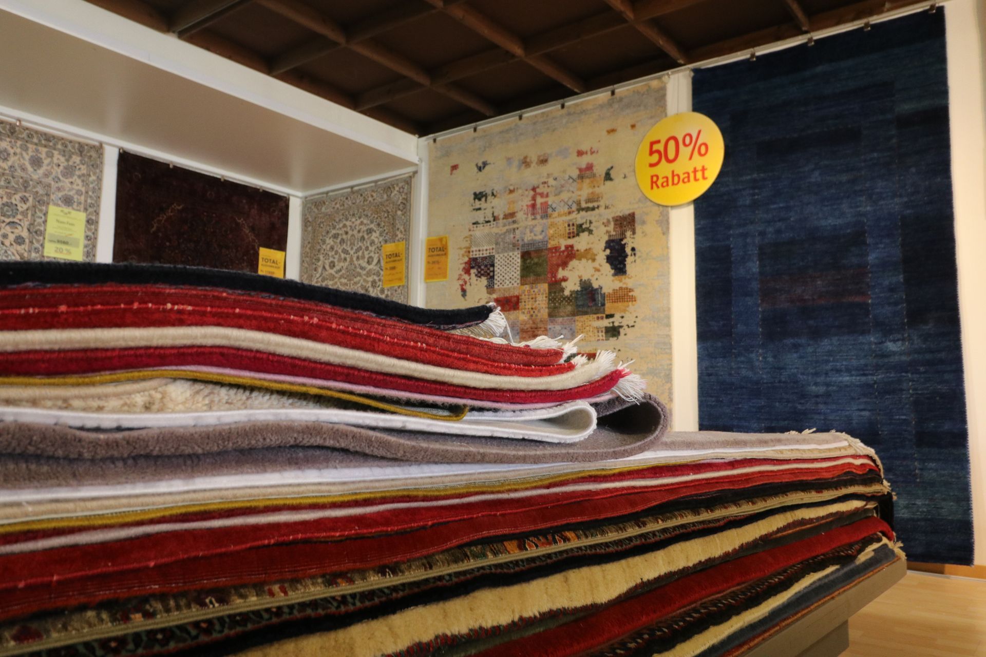 Teppichstapel in der Teppich-Abteilung der RHR Möbel AG Wohlen