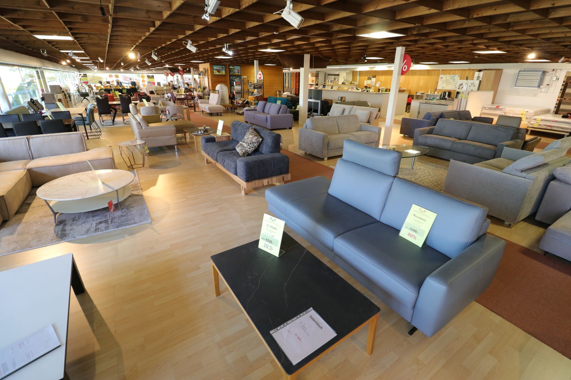 Möbelausstellung der RHR Möbel AG in Wohlen mit Sofas und Wohnideen