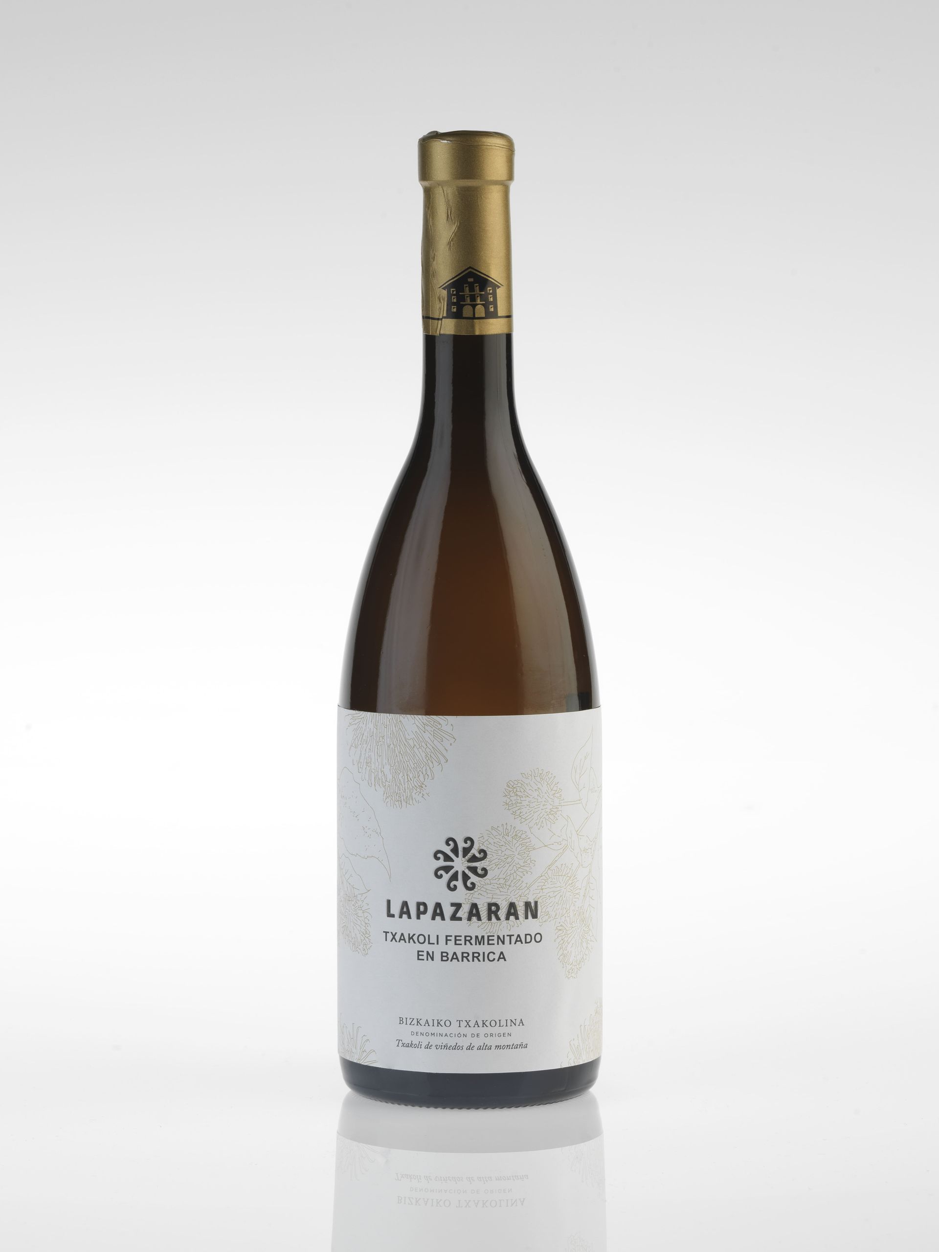 Botella de vino blanco con tapón y etiqueta dorada, sobre fondo degradado.