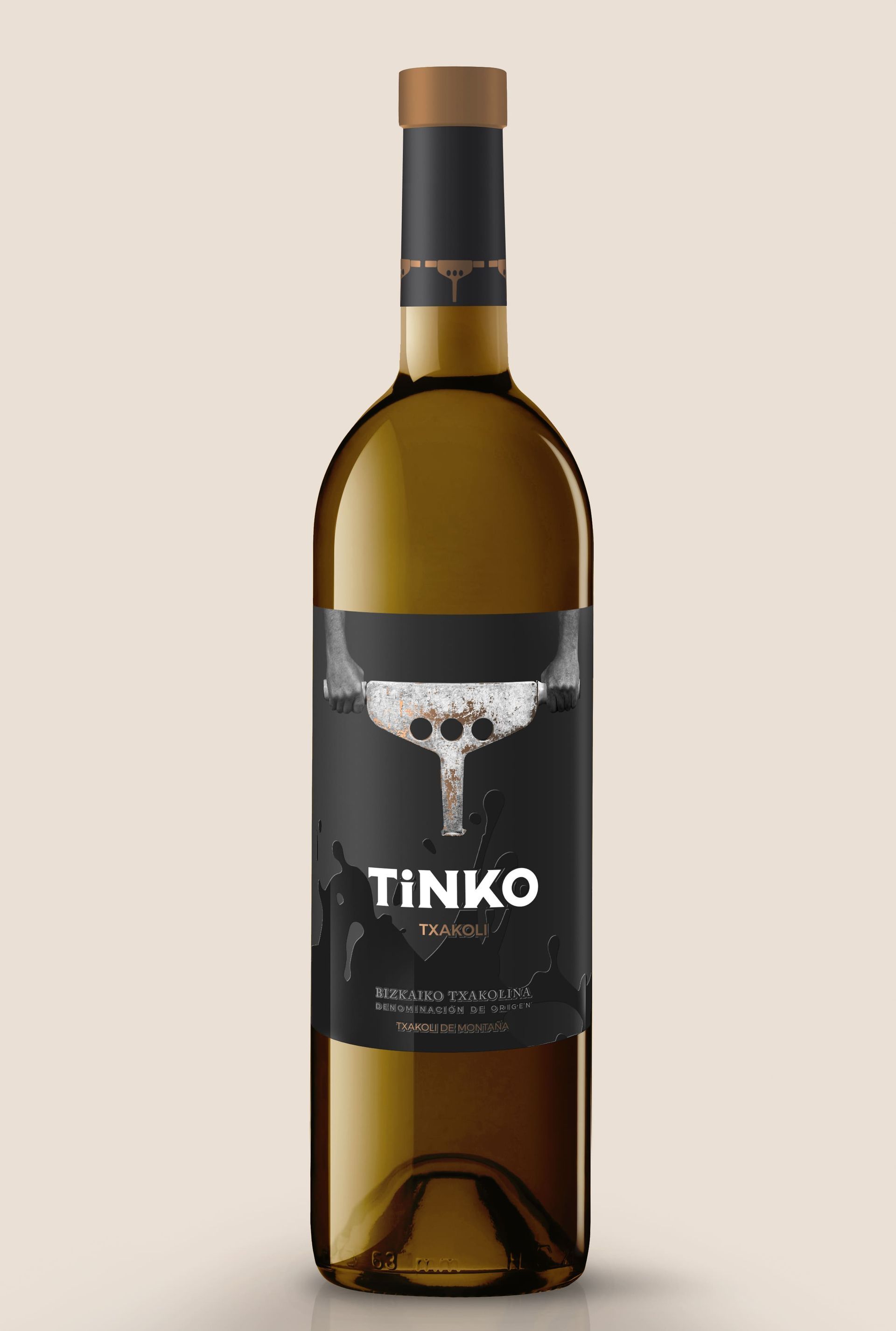 Botella de vino etiquetada 