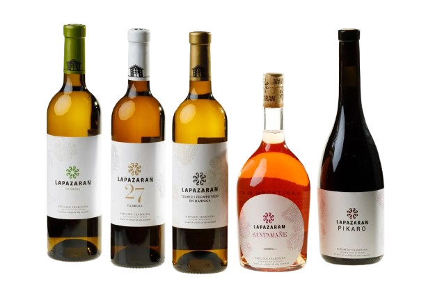 Cinco botellas de vino de distintos colores. Etiquetas blancas con el mismo logotipo.