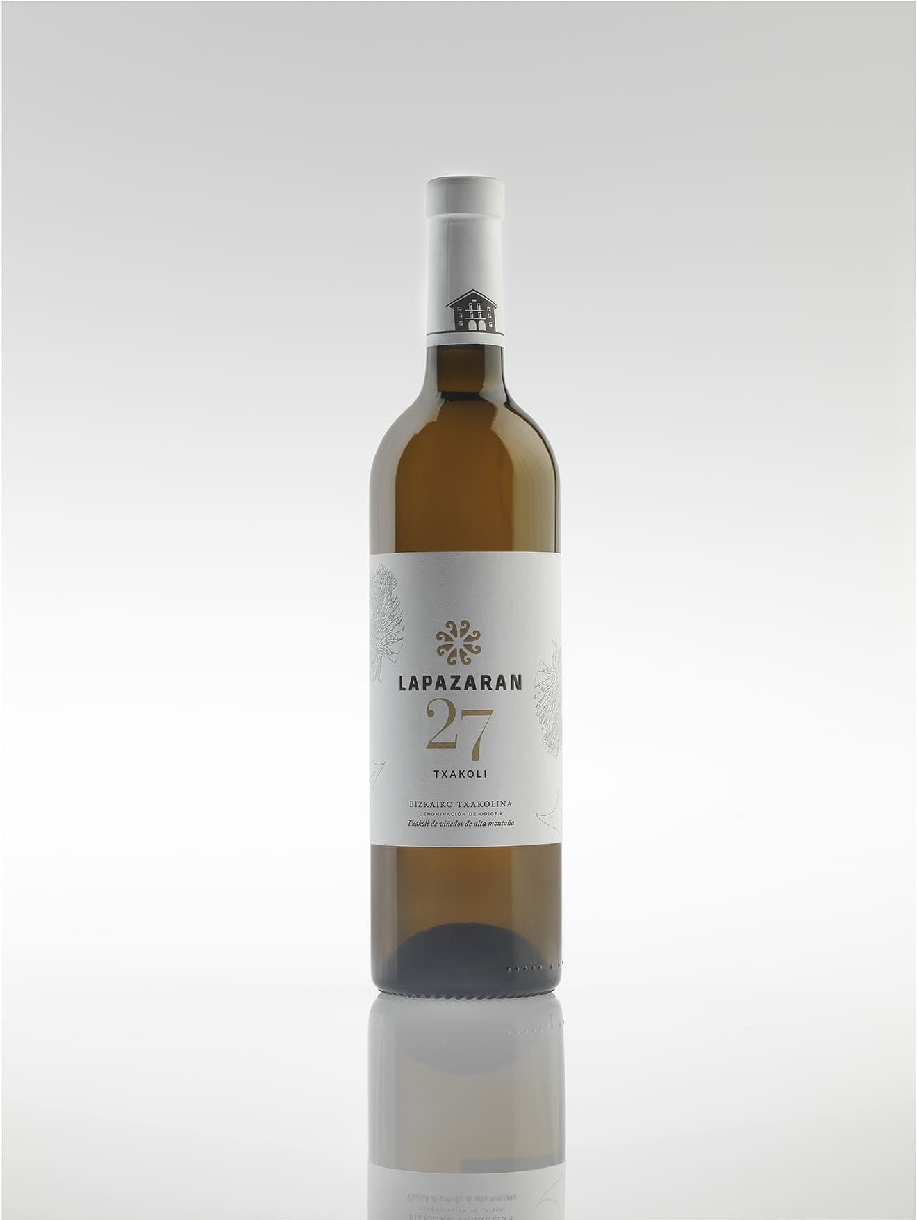 Botella de vino blanco con etiqueta blanca. La etiqueta indica «Lapatzales 2021 Verdejo».