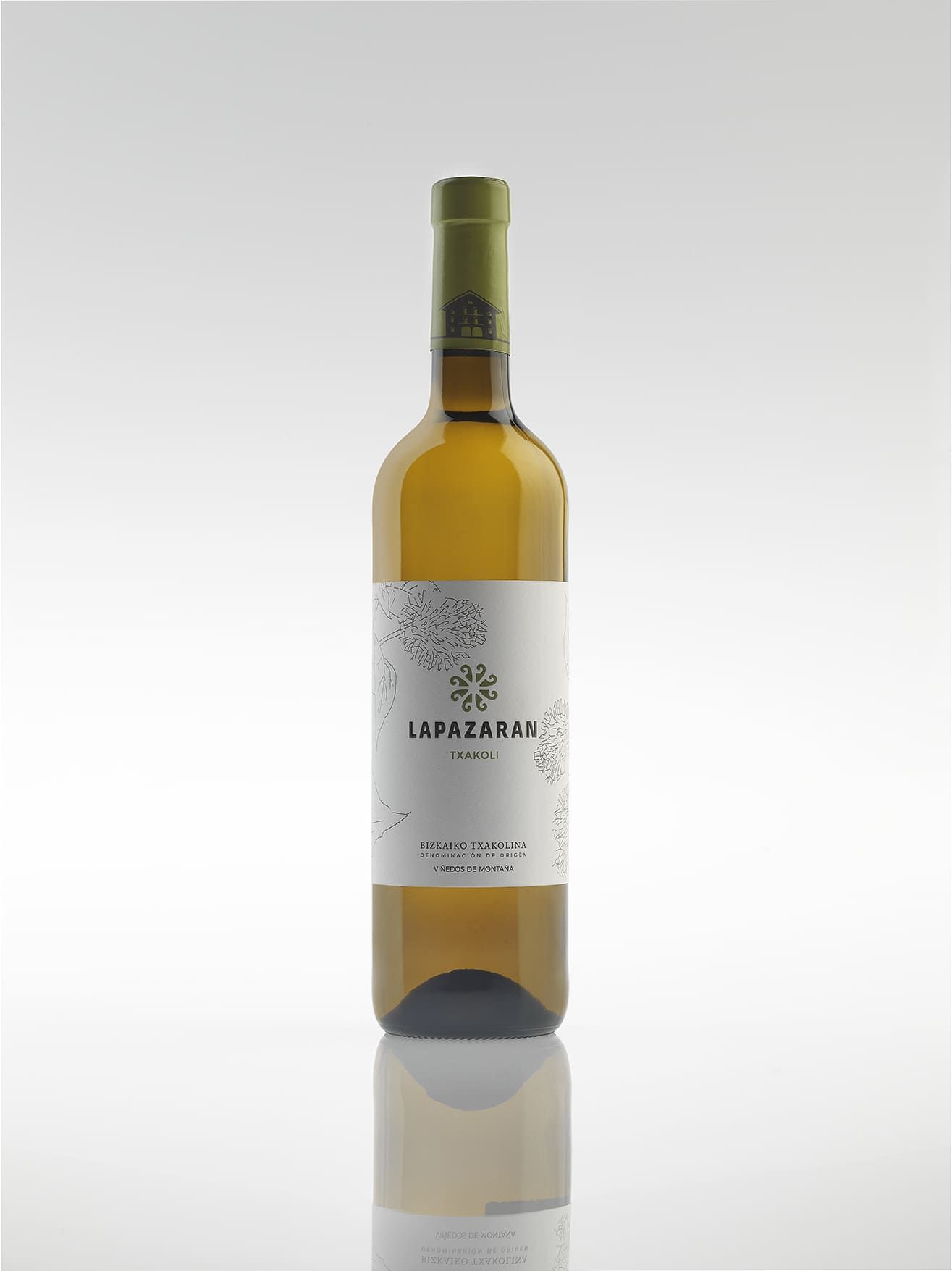 Botella de vino blanco, con etiqueta verde y corcho, sobre fondo blanco.