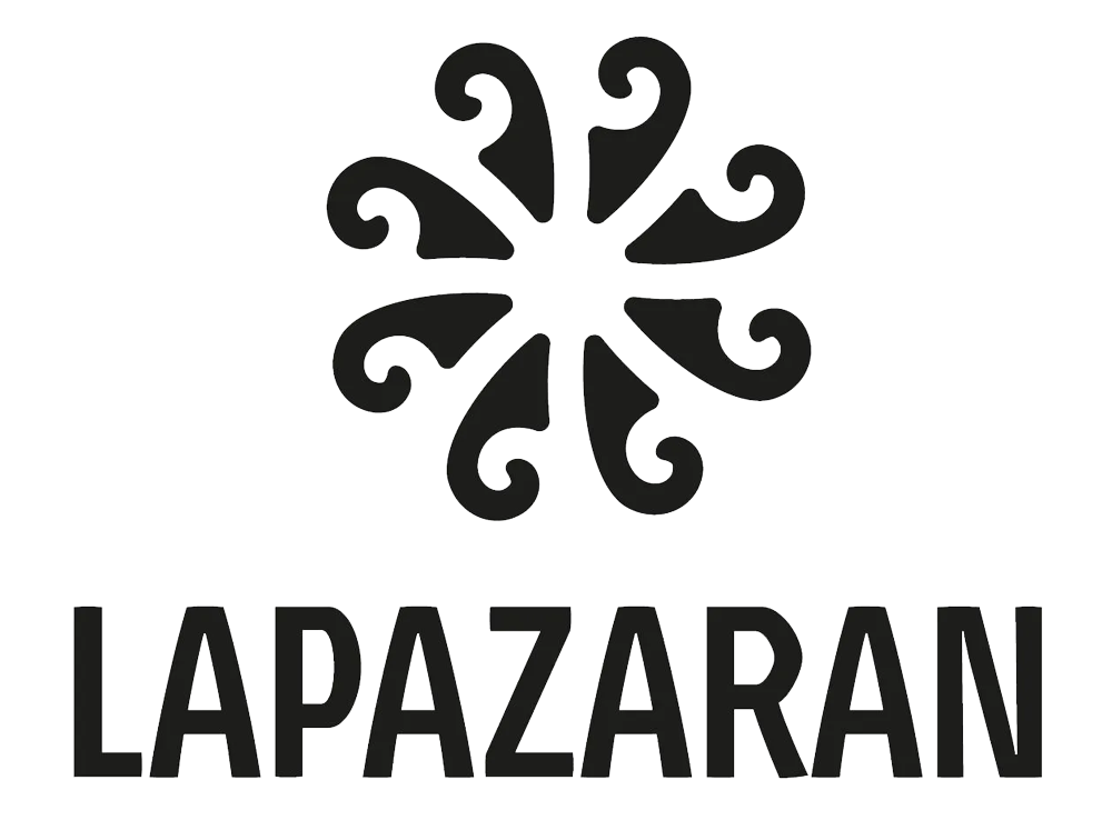 Flor negra estilizada sobre la palabra "LAPAŻARAN" en fuente sans-serif.