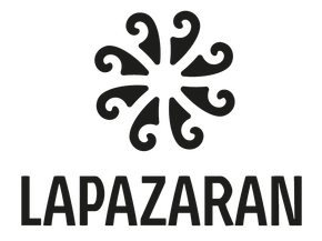 Flor negra estilizada sobre la palabra "LAPAŻARAN" en fuente sans-serif.