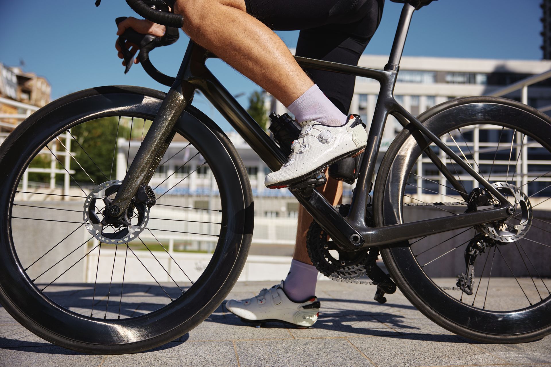 Nahaufnahme einer Person, die in die Fahrradpedale tritt.