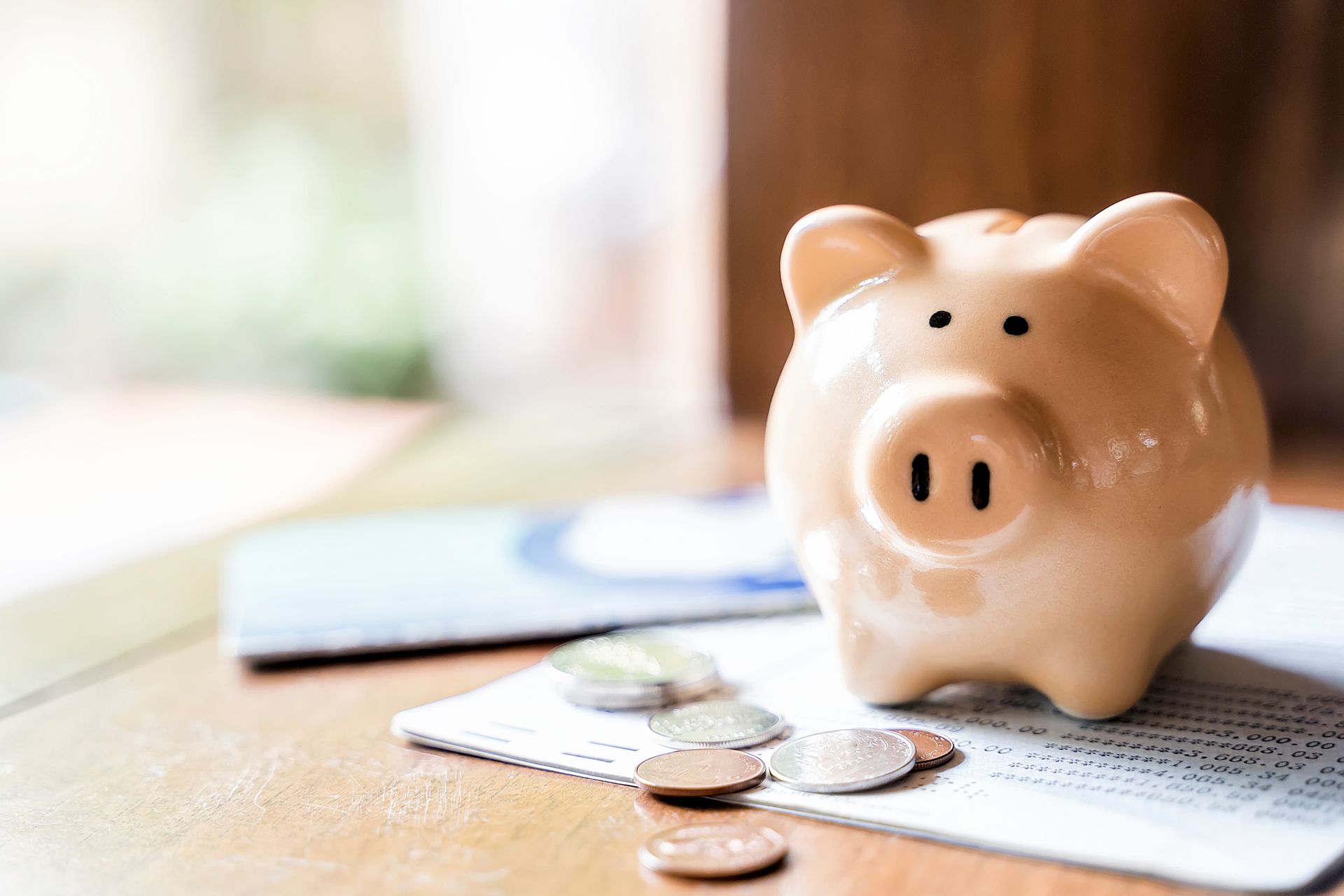 Ein Sparschwein mit Geld auf einem Tisch.