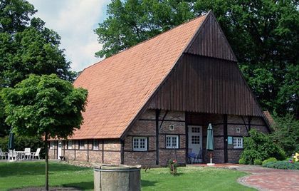 Ein großes Backsteingebäude mit einem roten Ziegeldach