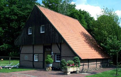 Ein kleines Haus mit einem roten Ziegeldach
