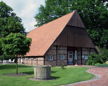 Ein großes Backsteingebäude mit einem roten Ziegeldach