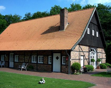 Ein großes Backsteinhaus mit Ziegeldach