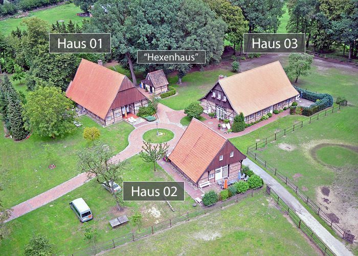 Eine Luftaufnahme eines Bauernhofs mit drei Häusern