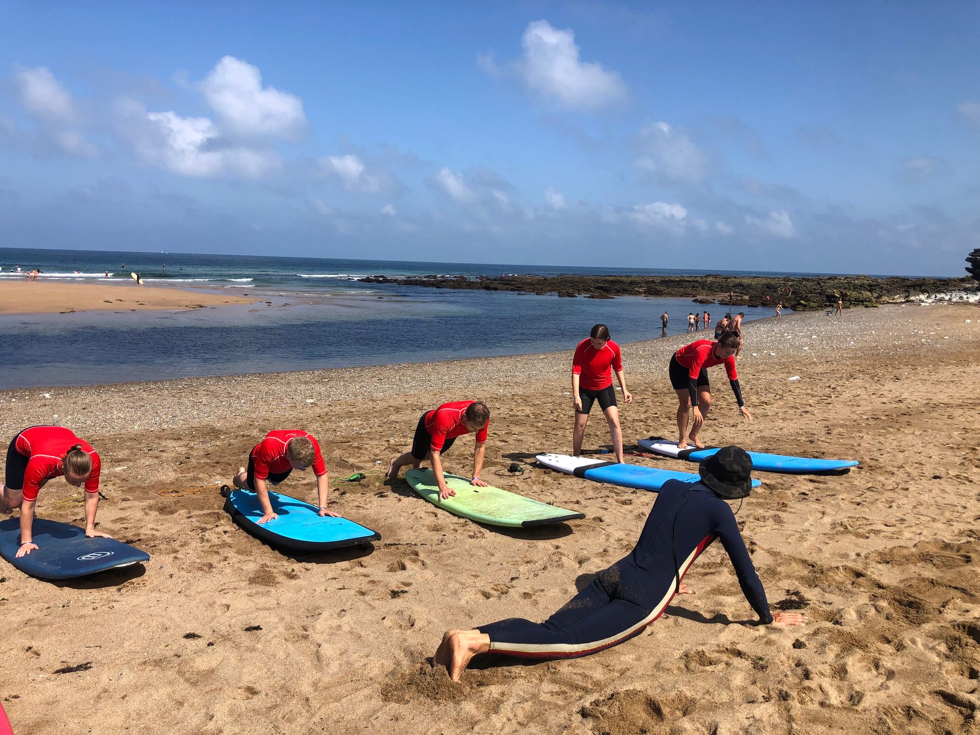 Initiation sur le sable pour se mettre debout sur la planche de surf
