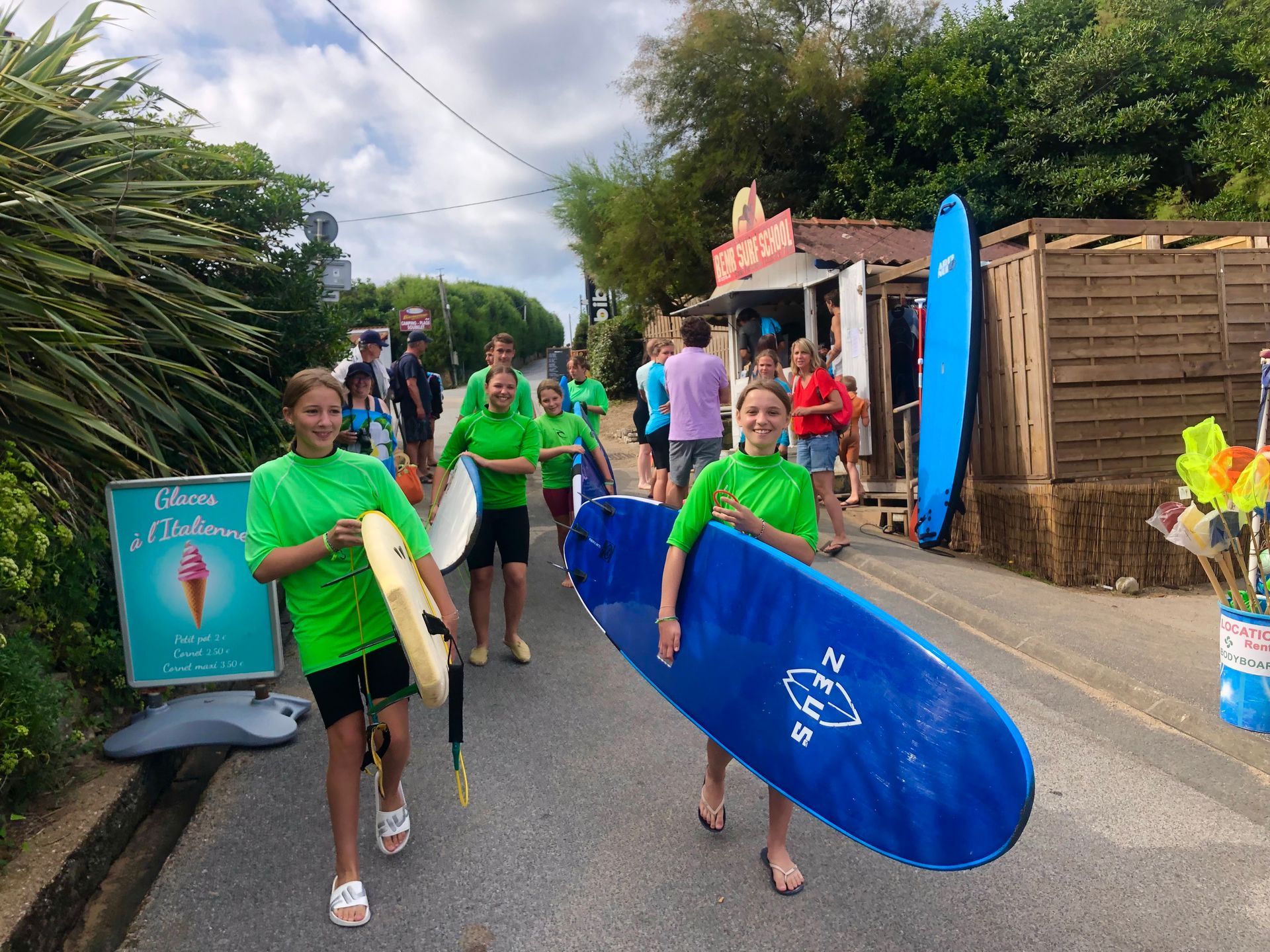 Groupe de jeunes avec les planches de surf sous le bras