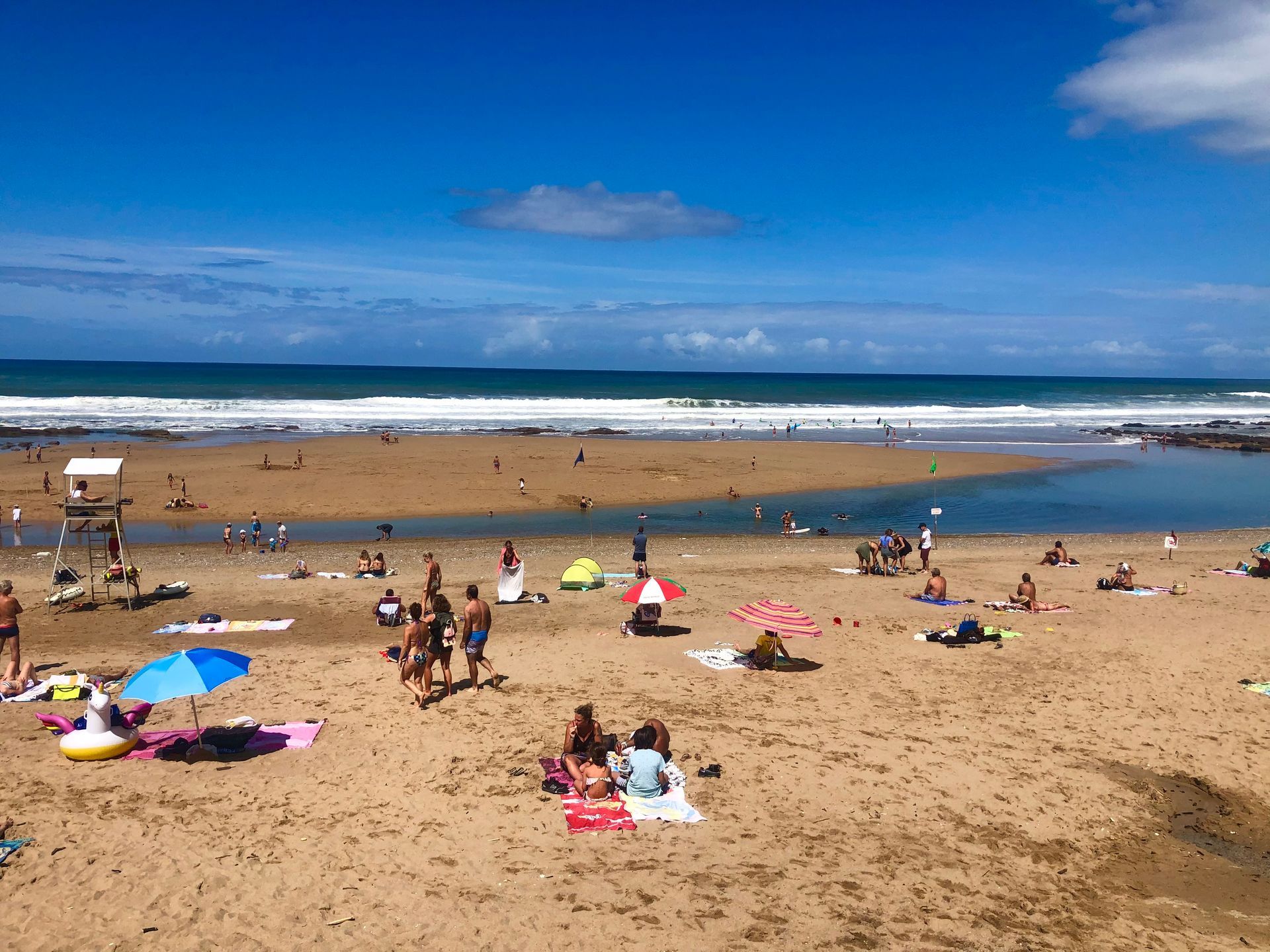 Plage de Mayorca avec vacanciers sur le sable