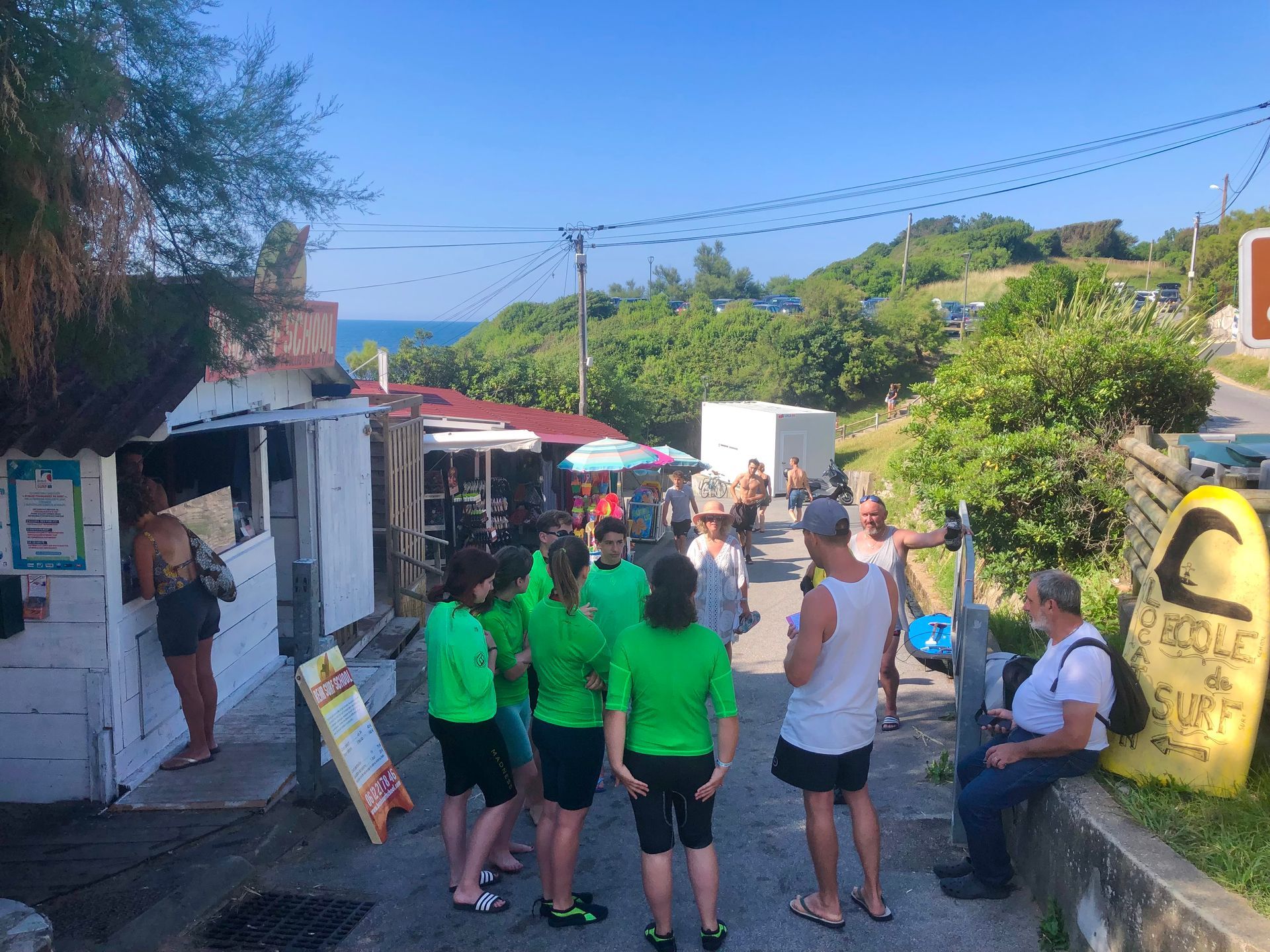 Groupes d'élèves devant l'école en attendant d'aller à la plage