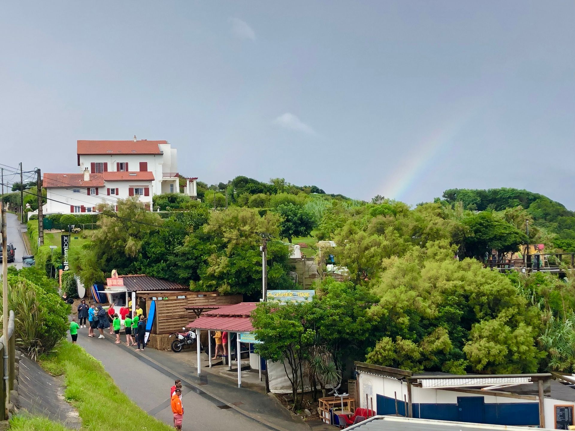 Rue descendant vers la plage avec l'école BenB Surf School