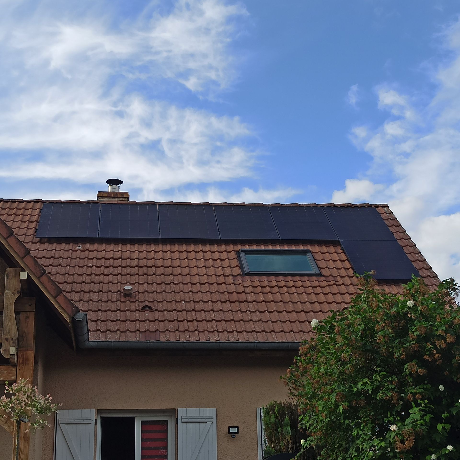 Photo du toit d'une maison avec des panneaux solaires dessus