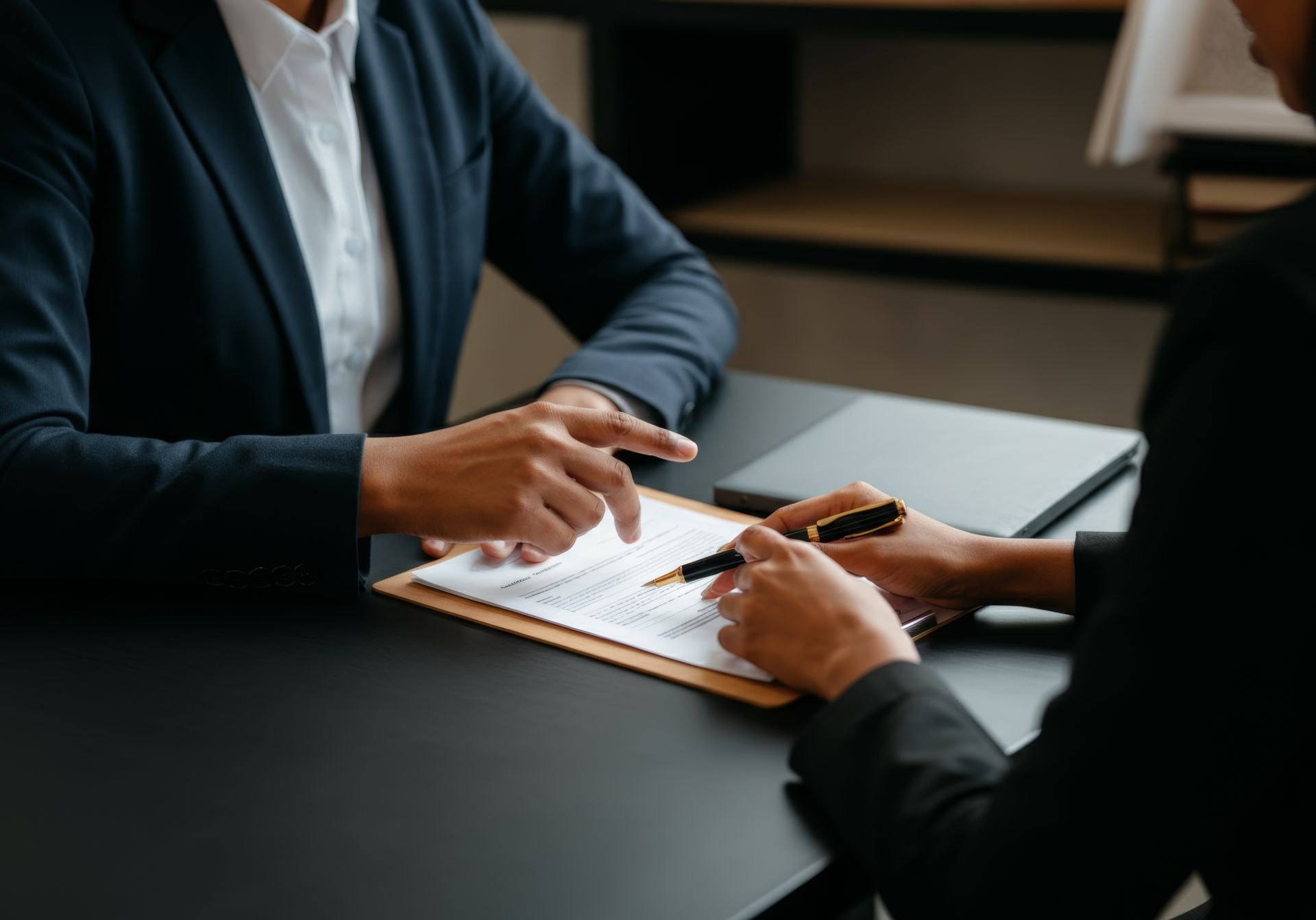 Des personnes qui échangent