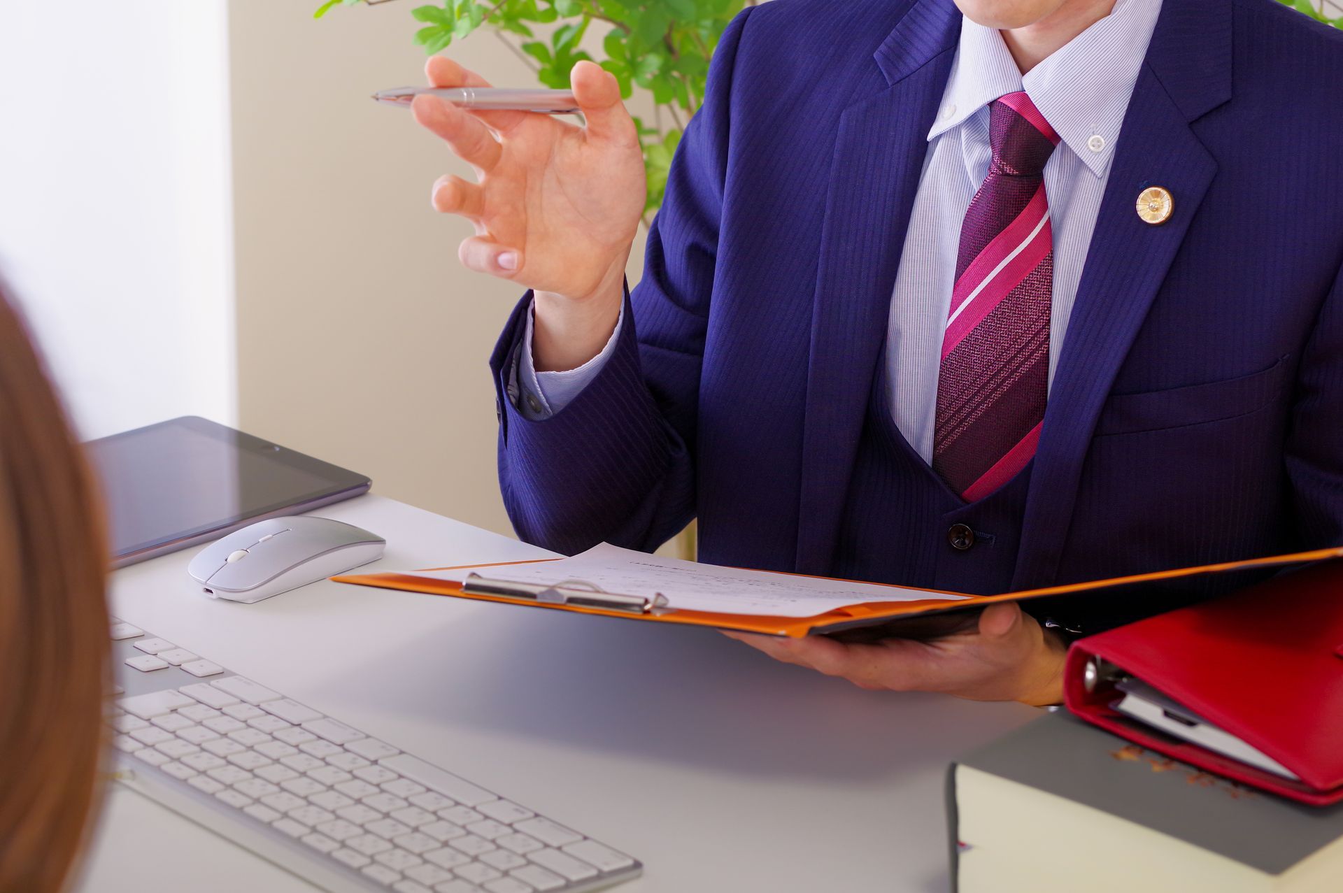 Un avocat avec un dossier dans les mains