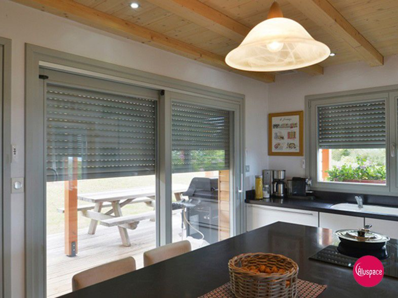 Baie vitrée coulissante avec volets roulants gris