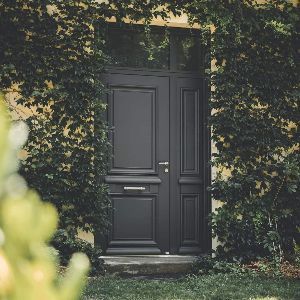 Porte d'entrée gris anthracite pour un bien immobilier d'Issoudun
