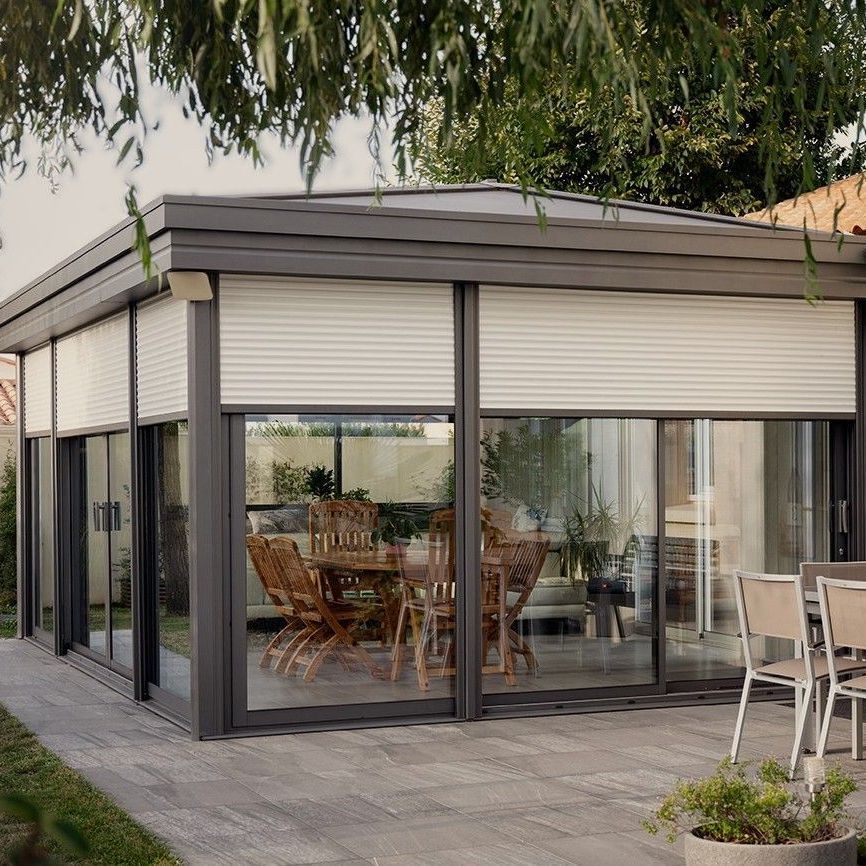 Véranda avec volets roulants
