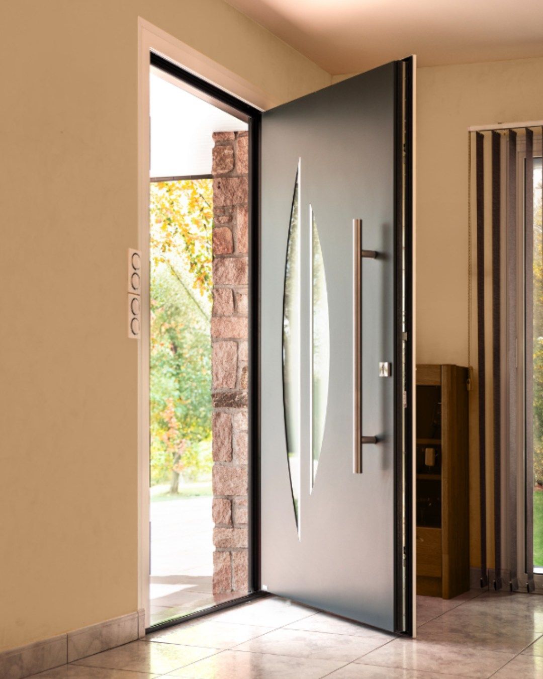 Porte d'entrée vitrée entrouverte