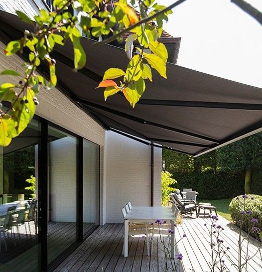 Store banne au dessus d'une terrasse en bois