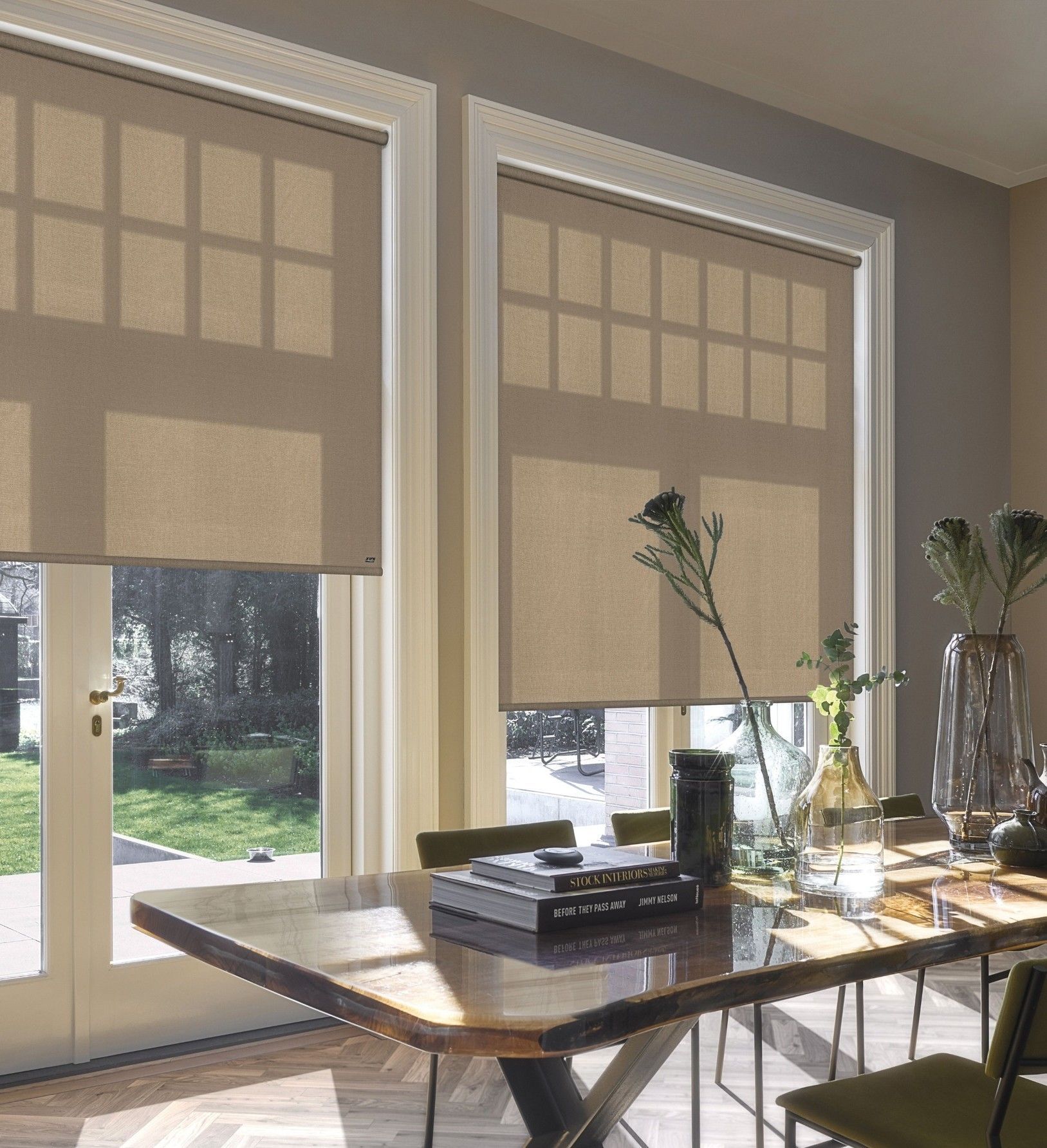 Stores installés sur des portes-fenêtres