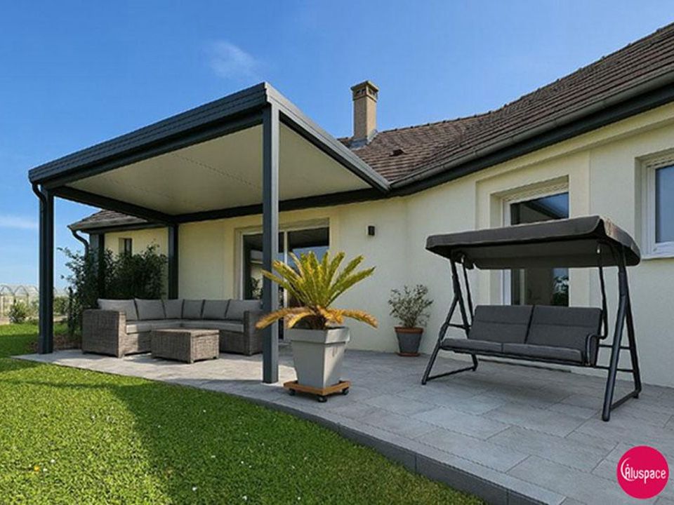 Pergola qui abrite un salon de jardin en résine tressée