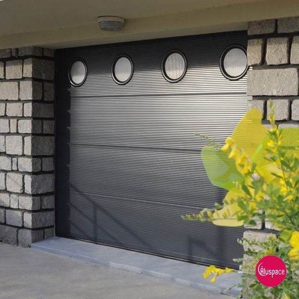 Porte de garage blanche avec fenêtre