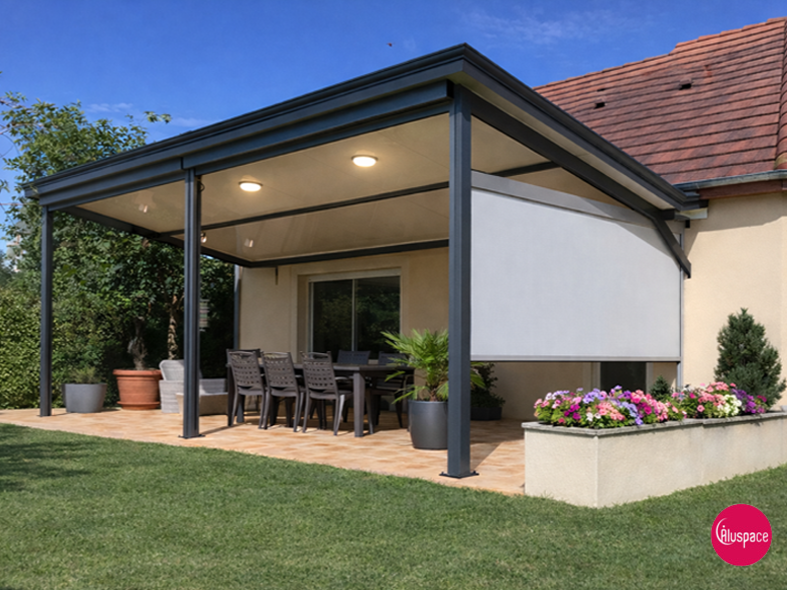 Pergola qui abrite un salon de jardin en résine tressée