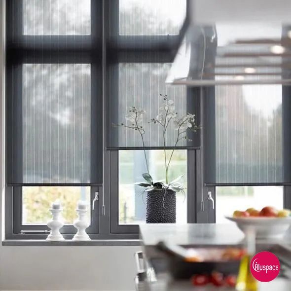 Stores à lames verticales