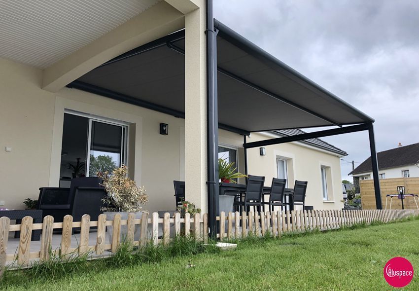 Pergola au-dessus d'une terrasse