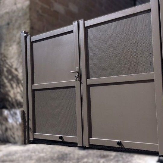 Portail battant plein en aluminium