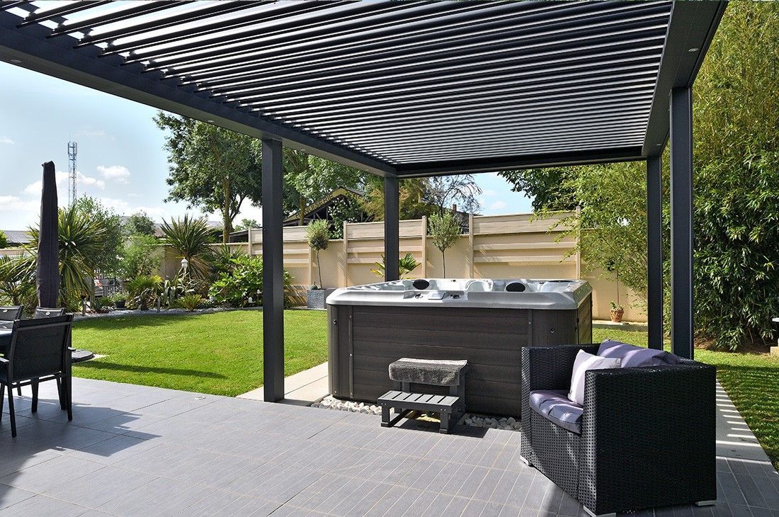 Spa installé sous une pergolas