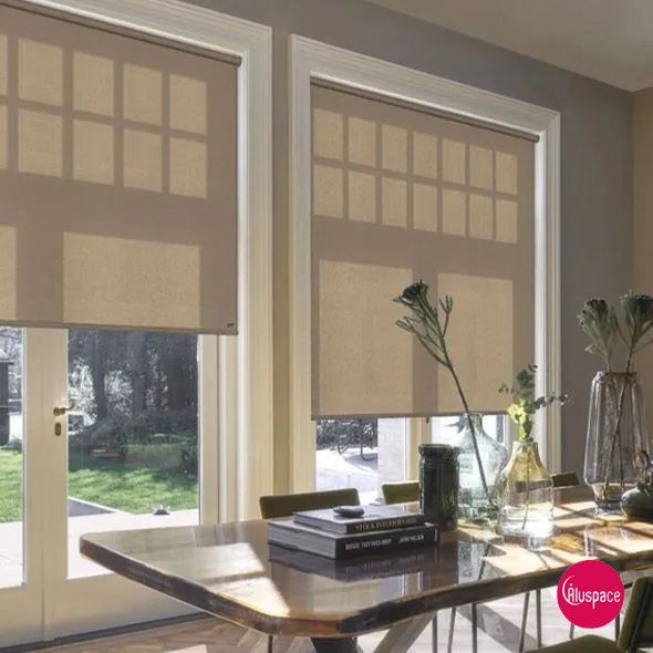 Stores installés sur des portes-fenêtres