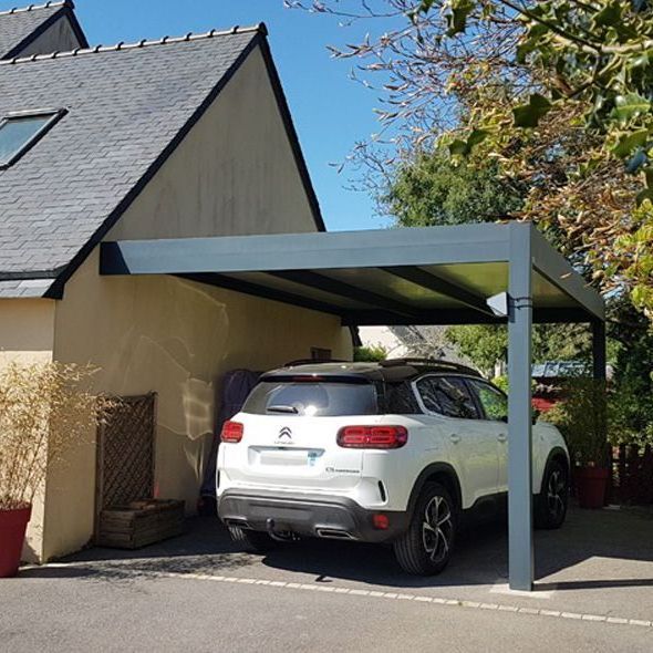 Voiture abritée sous un carport