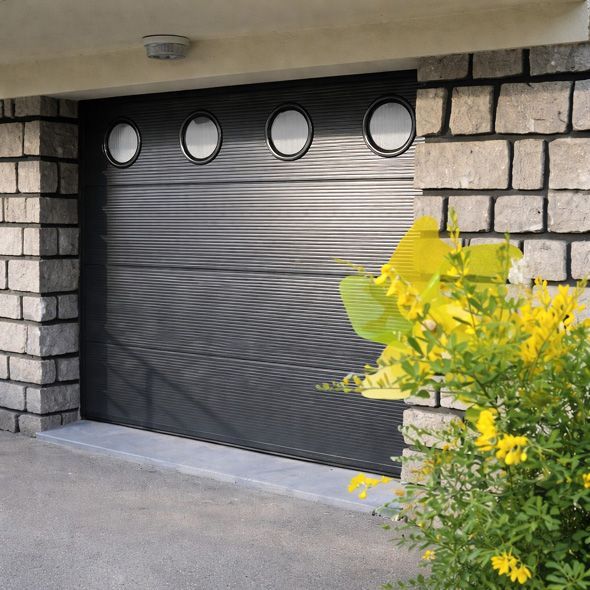 Porte de garage blanche avec fenêtre